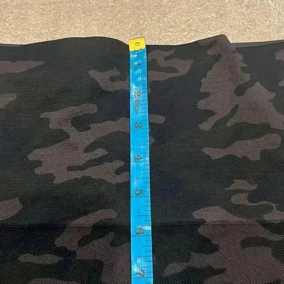 [L]Spanx Look At Me Now Seamless Leggings-  Black Camo - Picture 5 of 8
